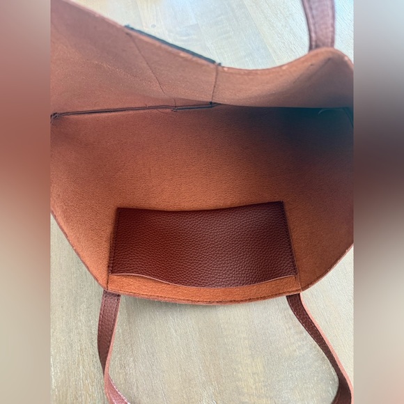 Vince Camuto Elegant Brown Tote Bag with Black Accent - Picture 3 of 3